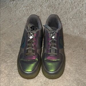 Nike Gray Sneakers with Sleek Design and Modern Appeal